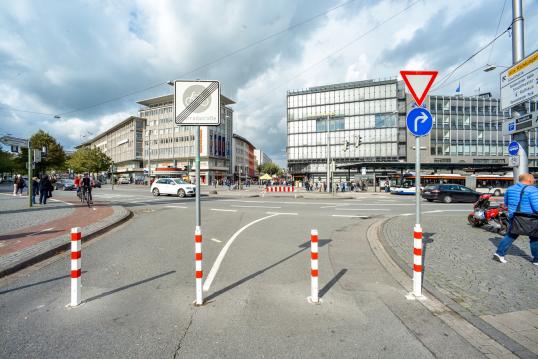 As with many cities in Europe, Bielefeld in Germany has high daily volumes of traffic. Its current mobility strategy aims to reduce the share of motorised individual trips (such as by cars, motorcycles, mopeds) from 51% to 25% by 2030. One of the traffic hotspots in Bielefeld is the Jahnplatz square located at the northern edge of the historical city centre. It connects the centre to the main commercial areas that continue north in the direction of the main railway station. The Jahnplatz experienced concent